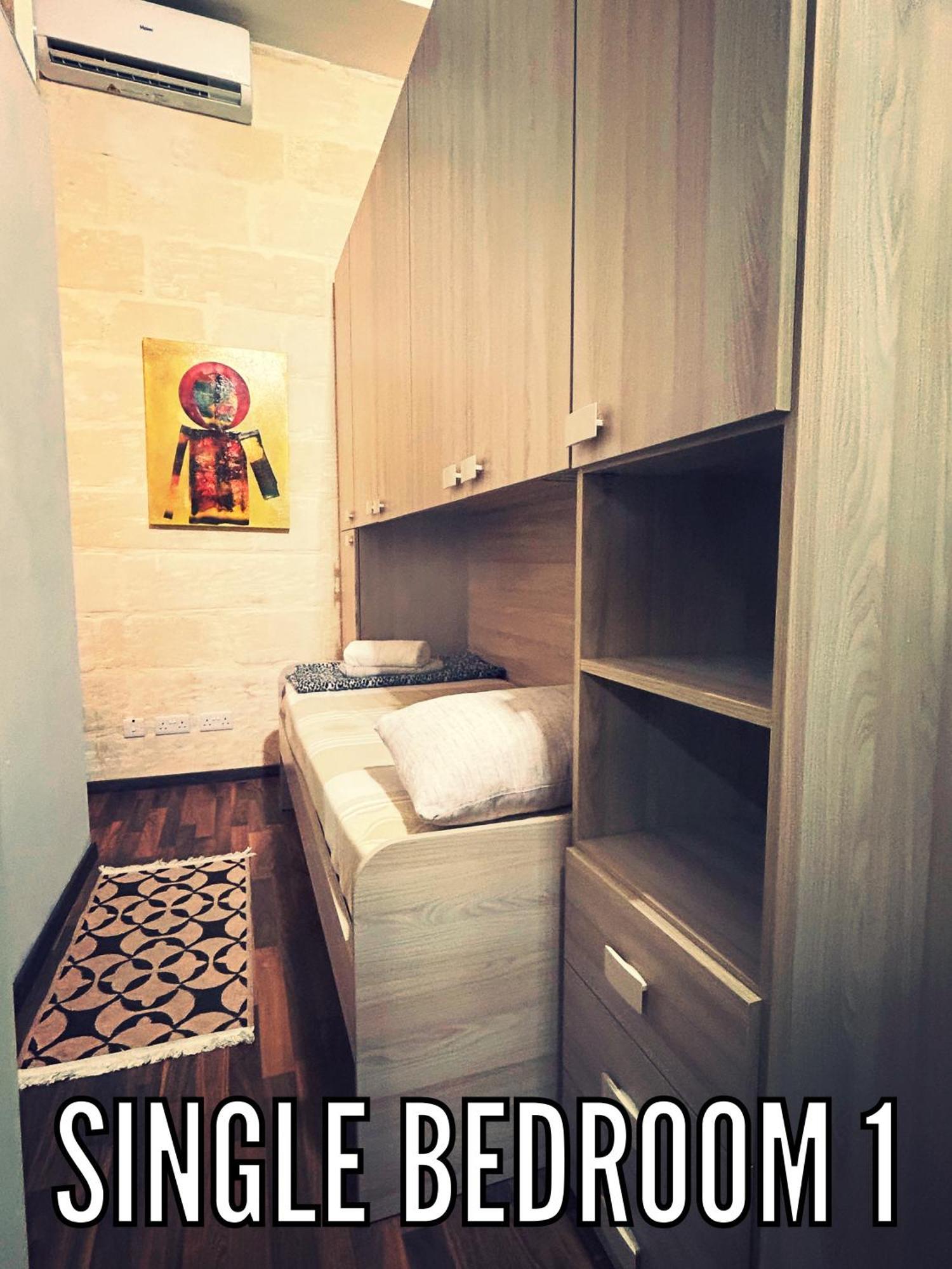 Charming And Gorgeous Traditional House In Which Is Only A Two Minute Walk Away To The Centre Makes It Perfect For A Cozy In Malta *